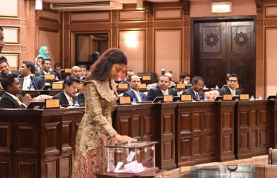 ގާސިމް ބަލިކޮށް ބޮޑު އަޣުލަބިއްޔަތަކުން މަޖިލިހުގެ ރައީސްކަން ނަޝީދަށް