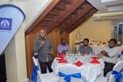 އަޔާދީ ތަކަފުލް އިން ފައިދާ ބަހަނީ