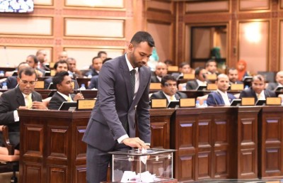މަޖިލިހުގެ ރައީސަކަށް ނަޝީދު، ނައިބަކަށް އީވާ އިންތިހާބުކޮށްފި