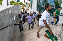 ސަލްމާން މިސްކިތް ފުރަތަމަ ހުކުރު ނަމާދަށް ފުރާލައިފި