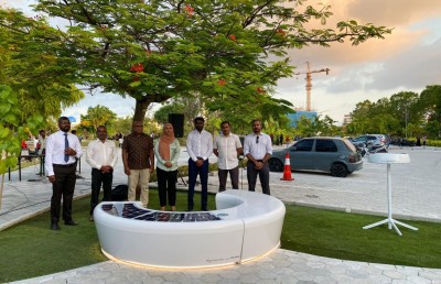 އެކިއެކި ޑިވައިސްތައް ޗާޖުކުރާ ބެންޗެއް އެޗްޑީސީން ސެންޓްރަލް ޕާކްގައި ހަދައިފި
