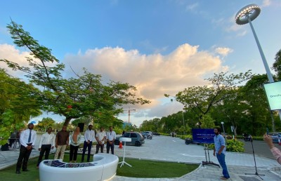 އެކިއެކި ޑިވައިސްތައް ޗާޖުކުރާ ބެންޗެއް އެޗްޑީސީން ސެންޓްރަލް ޕާކްގައި ހަދައިފި