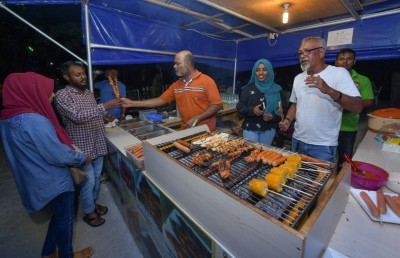 ސްޓްރީޓް ފުޑްސްގެ މުޅިން ތަފާތު މަންޒަރެއް!