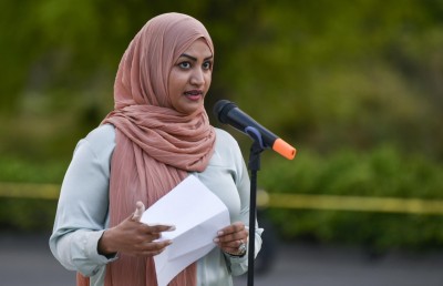 އެކިއެކި ޑިވައިސްތައް ޗާޖުކުރާ ބެންޗެއް އެޗްޑީސީން ސެންޓްރަލް ޕާކްގައި ހަދައިފި