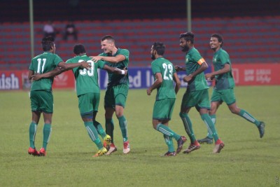 ކޯނެލިއަސްގެ ދެ ލަނޑުން އީގަލްސް ބަލިކޮށް، ދެވަނައިގައި އޮވެ މާޒިޔާއިން ފުރަތަމަ ބުރު ނިންމާލައިފި