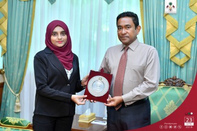 ސްކޫލްތަކުން ހޮވާ ބެސްޓް އޯލްރައުންޑް ދަރިވަރަށް ރައީސްގެ ފަރާތުން ހަނދާނީ ފިލައެއް
