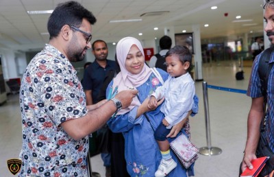 ޚިދުމަތް ހޯދާ މީހުންނާ އޮންނަ ގުޅުން ބަދަހިކުރަން އިމިގްރޭޝަނުން އީދު ހަދިޔާ ބަހައިފި