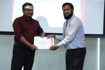 ދިވެހި ރެޑް ކްރެސެންޓަށް 177,000 ޑޮލަރުގެ ތަކެތި ހަދިޔާ ކޮށްފި