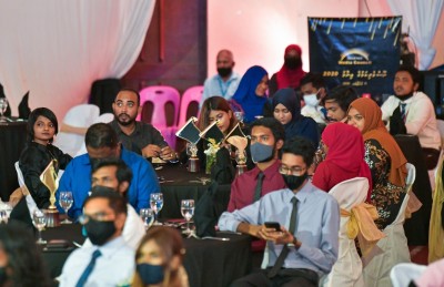 ބްރޯޑްކޮމްގެ ފުރަތަމަ އެވޯޑް ހަފުލާ އޮގަސްޓުގައި