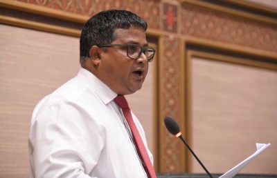 "އޮޅުމަކުން" މިނިސްޓަރު މަޖިލީހަށް ހާޒިރުކޮށް ބައިގަޑިއެއްހާ އިރު ސުވާލުކޮށްފި