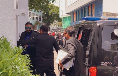 އަދީބު ފުރާނީ ކަރެކްޝަންސާއި ފުލުހުންގެ އޮފިސަރުންނާ އެކު