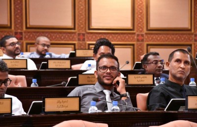 އަދީބު ފިލިޔަދީގެން ނުވާނެ: ބައެއް މެމްބަރުން