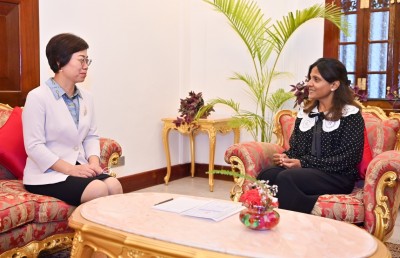 ޗައިނާގެ ސަފީރު، ފަސްޓް ލޭޑީ ފަޒްނާއާ ބައްދަލުކުރައްވައިފި