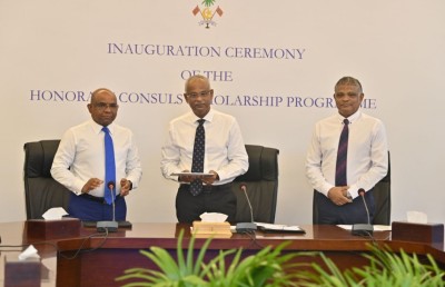 އޮނަރަރީ ކޮންސުލްސް ސްކޮލާޝިޕް އިފްތިތާހުކޮށްދެއްވައިފި