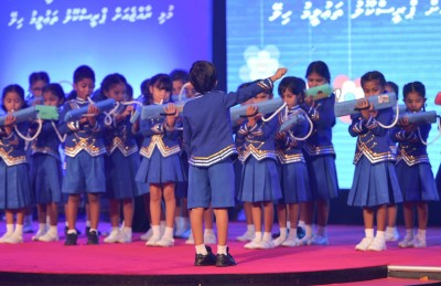 އެއް އަހަރުގެ ކުދިން ސްކޫލަށް ވެއްދުން ރަނގަޅެއް ނޫން: މެމްބަރުން