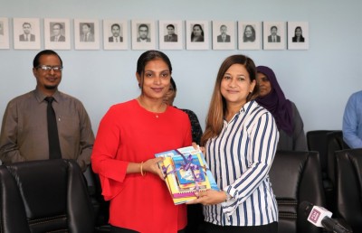 ޔޫކޭގައި ހުންނަ ރާއްޖޭގެ އެމްބަސީން އެޑިއުކޭޝަން މިނިސްޓްރީ އަށް ފޮތް ހަދިޔާކޮށްފި
