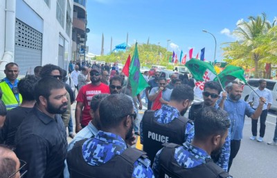 ޔާމީންގެ ގެކޮޅުން "އިންޑިއާ އައުޓް" ބެނާ ފުލުހުން ނަގައިފި