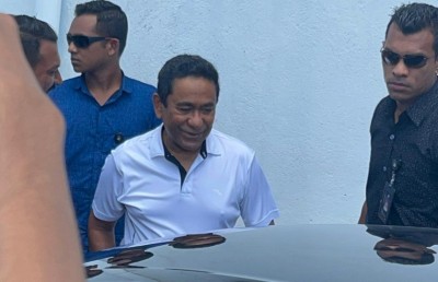 ޔާމީންގެ ގެކޮޅުން "އިންޑިއާ އައުޓް" ބެނާ ފުލުހުން ނަގައިފި