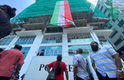 ޔާމީންގެ ގެކޮޅުން "އިންޑިއާ އައުޓް" ބެނާ ފުލުހުން ނަގައިފި