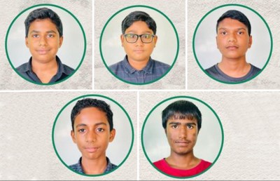 ނައިފަރުގެ މިސްކިތްތަކުގައި ފަސް ކުޑަކުދިން އިމާމުވެ ދަމުނަމާދު ކުރަނީ