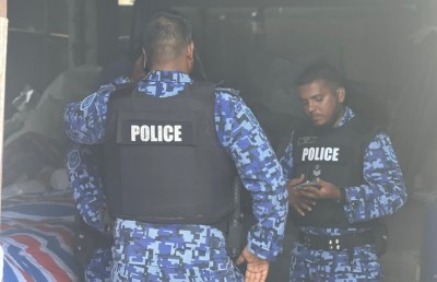 ޔާމީންގެ ގެކޮޅުން "އިންޑިއާ އައުޓް" ބެނާ ފުލުހުން ނަގައިފި