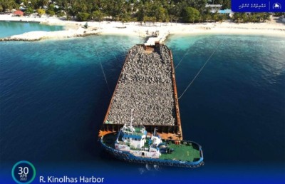 ކިނޮޅަހު ބަނދަރު ހަދަން ބޭނުންވާ ބޮޑުހިލައިގެ ޝިޕްމެންޓް ސައިޓަށް ގެންގޮސްފި