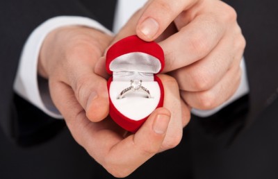 މިހާރު އެންމެ ވިކެނީ "ފޭކް" ޑައިމަންޑް އަނގޮޓި!