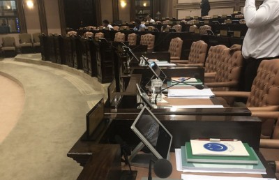 މަޖިލިހުގެ ތަޅުމުގައި ޕްލާސްޓިކް ފުޅި ބޭނުން ކުރުން ހުއްޓާލައިފި