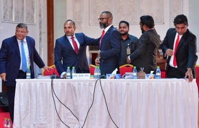 ޑީޑީ އާއި އަދީބުގެ ގުޅުން: ނުފޫޒުން ފުރިފައި!