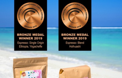 ކޮފީ ލެބަށް ބޮޑު ޝަރަފެއް، ބައިނަލްއަގްވާމީ ދެ އެވޯޑް