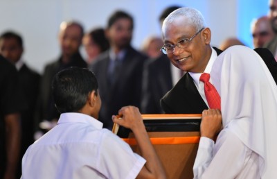 ޓީޗަރުންގެ ބޮޑު ޝަކުވާއަށް ހައްލެއް؛ މުސާރައިގެ އޮނިގަނޑު މާދަމާ ރައީސް އިއުލާންކުރައްވަނީ