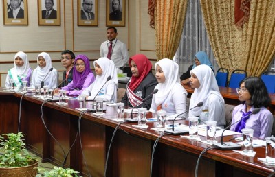 ދިވެހި ކިޔަވާ ކުދިންގެ ފަރާތުން މަޖިލީހަށް: ޕްލާސްޓިކް މަދުކޮށްދީ!