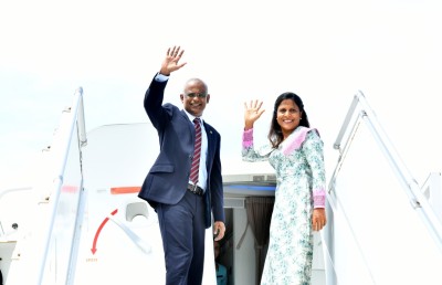 ރަސްމީ ދަތުރުފުޅެއްގައި ރައީސްގެ ދެކަނބަލުން ސިންގަޕޫރަށް ފުރާވަޑައިގެންފި