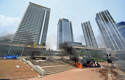 މުޅި ސްރީ ލަންކާގައި ކާފިއު އިއުލާނުކޮށްފި