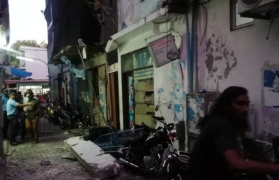 ގެއެއްގެ ބެލްކަނީން ބައެއް ވެއްޓި ފަސް މީހަކަށް އަނިޔާވެއްޖެ