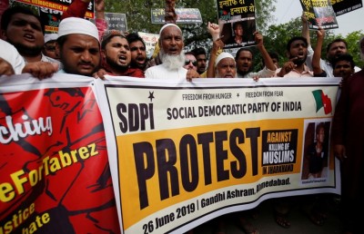 މުސްލިމަކު މަރާލުމާ ގުޅިގެން އިންޑިއާގެ ސިޓީތަކުގައި މުޒާހަރާ ކުރަނީ