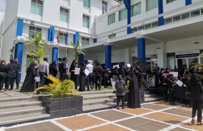 ލެކްޗަރާއިން ކަޅު ހެދުމުގައި މުޒާހަރާ އަށް