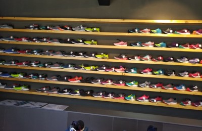 މެރެތަން ޝޮޕަށް ބޫޓެއް ހަދިޔާކޮށްގެން، އުފާވެރިކަން!