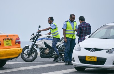 ގަވާއިދާ ހިލާފަށް ޕާކުކުރުމުން 1300 އަށް ވުރެ ގިނަ އުޅަނދުގައި މިދިޔަ ހަފުތާގައި ސްޓިކާ ޖަހައިފި
