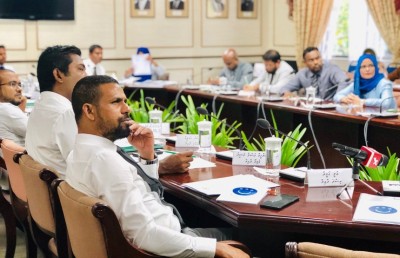 މުވައްޒަފުން ނެގުމުގެ ބާރު އެމްޑީންގެ އަތުން ނަގަން އަންގައިފި