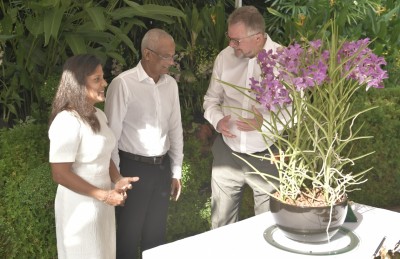 ސިންގަޕޫރުގައި އޯކިޑަށް ނަން ދެއްވީ ރައީސްގެ ދެކަނބަލުންނަށް ނިސްބަތްކޮށް