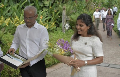 ސިންގަޕޫރުގައި އޯކިޑަށް ނަން ދެއްވީ ރައީސްގެ ދެކަނބަލުންނަށް ނިސްބަތްކޮށް