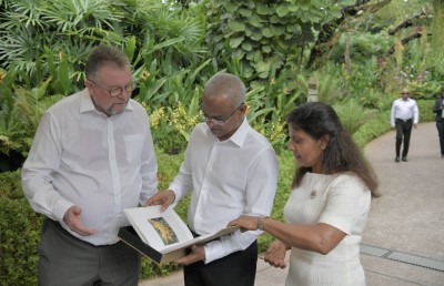 ސިންގަޕޫރުގައި އޯކިޑަށް ނަން ދެއްވީ ރައީސްގެ ދެކަނބަލުންނަށް ނިސްބަތްކޮށް