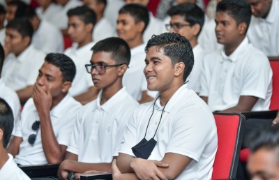 ފޯ ސީޒަންގެ ތަޖުރިބާ އާއި ތަމްރީނު 700 ދަރިވަރަކަށް