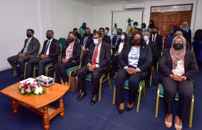 ހައި ކޯޓުގެ ފަނޑިޔާރުންގެ ބެންޗުން ހުސްވި މަގާމަށް ކުރިމަތިލާން ހުޅުވާލައިފި