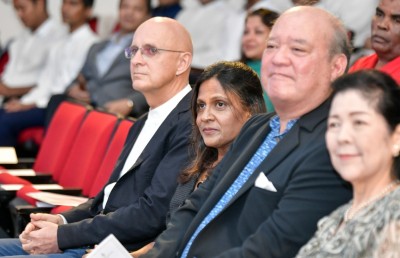 ފޯ ސީޒަންސްގެ އެޕްރެންޓިސް ޕްރޮގްރާމަށް ފަސްޓް ލޭޑީގެ ތައުރީފު