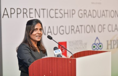 ފޯ ސީޒަންސްގެ އެޕްރެންޓިސް ޕްރޮގްރާމަށް ފަސްޓް ލޭޑީގެ ތައުރީފު