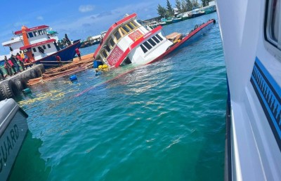 ލަކުޑި ބަރުކޮށްގެން ދަތުރުކުރި ދޯންޏެއް ސަފާރީއެއްގައި ޖެހި އަޑިއަށް ހިނގައްޖެ