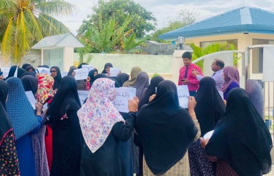 ބިމުގެ މައްސަލައިގައި އިސްދޫގެ އަންހެނުން ކައުންސިލް އިދާރާ ދޮށަށް އެއްވެ މުޒާހަރާ ކުރަނީ