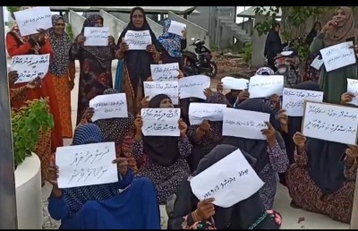 ބިމުގެ މައްސަލައިގައި އިސްދޫގެ އަންހެނުން ކައުންސިލް އިދާރާ ދޮށަށް އެއްވެ މުޒާހަރާ ކުރަނީ